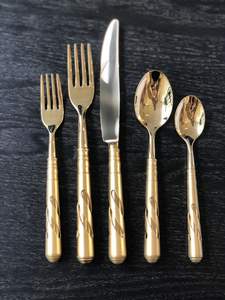 Juego de cubiertos de metal de alta calidad con diseño estético pulido perfecto para cenas sofisticadas en casa o eventos - Product Image 2