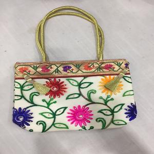 Elegante bolso de seda artístico de exportación perfecto para bodas y ocasiones festivas disponibles para la venta - Product Image 1