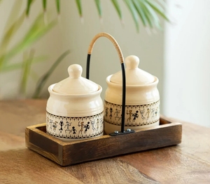 Art Of Warli Juego de tarros de chutney y pepinillos de cerámica multiusos con bandeja de madera Juego no hermético de 2 ollas de condimentos de cerámica - Product Image 2