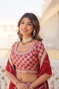 Jacquard de viscosa pura de color granate de último diseñador con trabajo bordado Lehenga Choli & Dupatta Set para bodas, fiestas - Product Image 2