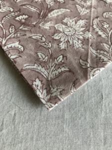 ผ้าฝ้ายพิมพ์ลายด้วยมือ ลายดอกไม้โบราณบนพื้นสีน้ำตาล |   สิ่งทอพื้นเมืองแบบคลาสสิก - Product Image 3