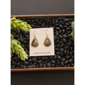 Boucles d'oreilles pendantes en turquoise noire et argent sterling, forme goutte d'eau, faites à la main par des artisans Navajo - Product Image 1