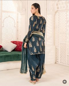 Nuevo trabajo hecho a mano de seda cruda pura de Ssumaira e impreso recto con hermosa Farshi Shalwar y Organza Dupatta en increíbles 2 colores - Product Image 5