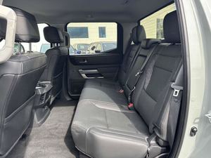 2023 SR5 CREWMAX CAB 4WD Volante a la Izquierda - Product Image 4