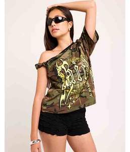 Camiseta Holgada de Verano con un Hombro Descubierto y Estampado Ecológico para Mujer - Product Image 1