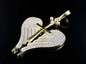 Pendentif Croix Ailes d'Ange Plaqué Or 18K Luxe Entièrement Sertie de Diamants Moissanite Bijou Hip Hop Premium - Product Image 4