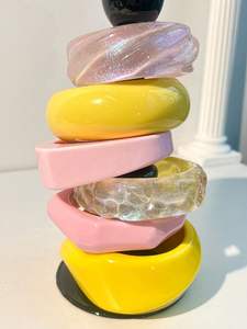 Bracelets en résine imperméables élégants pour femmes avec finition brillante, couleurs personnalisables, design pour tenues décontractées, ethniques, occidentales - Product Image 2