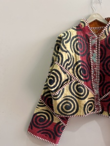 เสื้อแจ็คเก็ตผ้าฝ้ายสไตล์โบโฮแบบควิลท์ลายคันธา ทำมือ ย้อนยุคสไตล์อินเดีย แบบกลับด้านได้ - Product Image 3