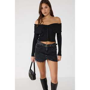 Haut en tricot à épaules dénudées avec détail boutonné - Product Image 1