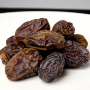 Dates séchées de qualité supérieure pour vente en gros offrant des dattes séchées fraîches et naturelles à haute teneur en fibres et au goût riche et sucré - Product Image 2