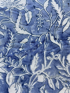 Tela de Algodón Estampada a Mano en Azul Índigo con Diseño Botánico Floral Blanco - Product Image 4