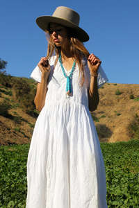 Robe blanche en coton indien brodé, légèrement transparente, avec boutons coquille, col en V, coupe trapèze, longueur thé, respirante et écologique - Product Image 3