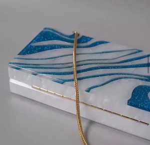 Achetez un élégant ensemble complet de collier avec pendentif papillon vintage plaqué or, imitation perle en résine, pour mariage féminin - Product Image 4