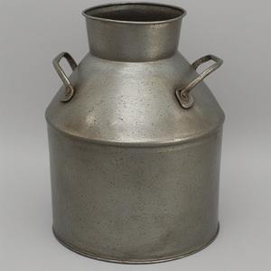 Lata de leche galvanizada hecha a mano decorativa con acabado de granja, perfecta para cocinas, hogares, cafés al aire libre e interiores de jardines - Product Image 1