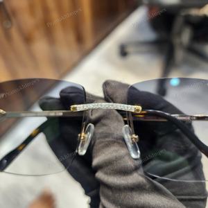 Lunettes de soleil de luxe en diamant moissanite de formes rectangulaires personnalisées Dernières tendances Style Hip Hop en direct des fournisseurs indiens - Product Image 4