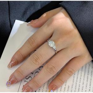 Bague à trois pierres en diamant de laboratoire certifié IGI 2,50 carats avec côtés taille princesse (D-E-F VVSVS) - Product Image 4