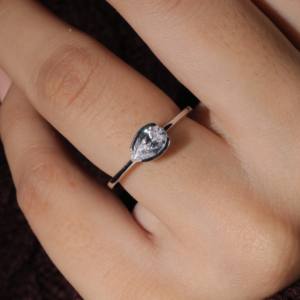 Joyería personalizada hecha a mano 0.70CT anillo de diamante de pera de gota 14K oro sólido anillo de boda de diamante cultivado en laboratorio - Product Image 3