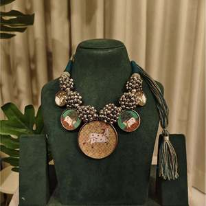 Collier pendentif Tribal Tales Ghungroo Pichwai avec technologie d'incrustation à sertissage clos - Product Image 3