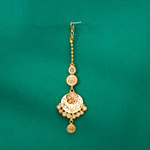 Antique Meenakari Tikka avec des bijoux de front de mode plaqués or exportés par une société de bijoux artificiels en Inde - Product Image 2