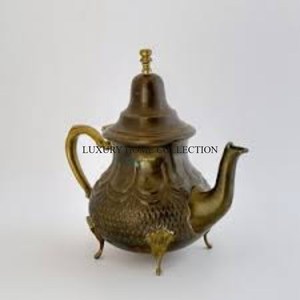 Théière en laiton vintage de nouveau look avec une finition polie de qualité supérieure et des détails complexes, idéale pour les amateurs de thé. - Product Image 2