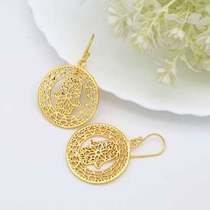 Vente en gros de boucles d'oreilles Hamsa plaquées or 18 carats bijoux de protection faits à la main design de fleur pendante vintage certifié tiers unisexe - Product Image 6