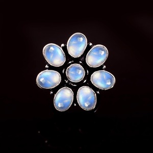 Bague Fleur en Pierre de Lune Arc-en-ciel Faite à la Main en Argent Sterling 925 Bijou de Déclaration pour Femme Fournisseur en Gros de Bagues Artisanales - Product Image 1
