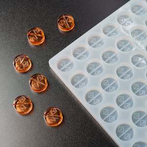 Moule à bonbons en silicone à 120 cavités rondes avec symbole en relief pour le développement de confiseries - Product Image 1