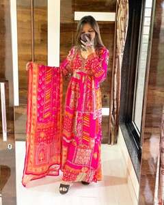 Nuevo Conjunto de Traje de Fiesta de Diseñador, Estilo Aliya, en Seda Chinon con Bordado de Lentejuelas y Estampado Digital, Vestido y Pantalones Palazzo con Dupatta - Product Image 2