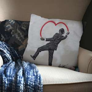 Coussin imprimé Love Graffiti : accent romantique pour la Saint-Valentin, 16"x16" - 40x40 cm - Product Image 2