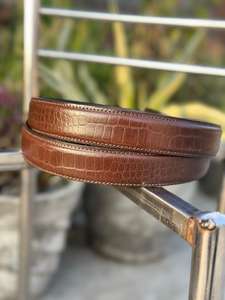 Ceinture en cuir de vachette avec broderie de crocodile marron, boucle en fer pour tenue formelle et décontractée - Product Image 2