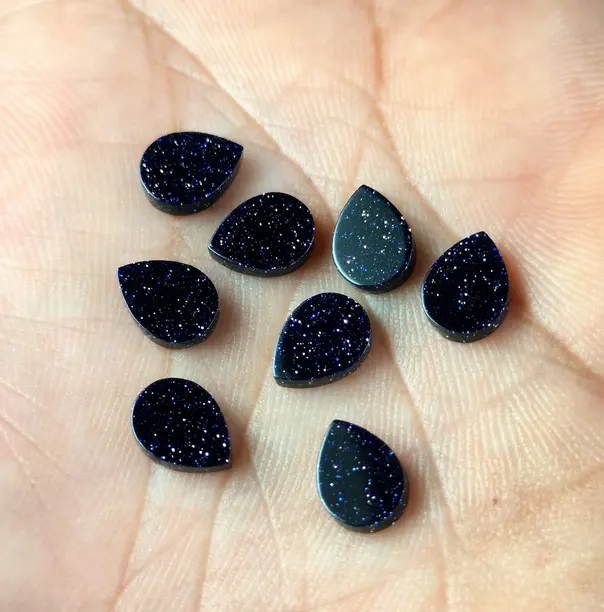 DIY आभूषण बनाने के लिए स्पार्कलिंग ब्लू बलुआ पत्थर नाशपाती के आकार का 12x16 मिमी फ्लैट रत्न, सनस्टोन बाली अंगूठी लटकन हार काबोचोन