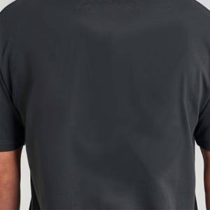 เสื้อยืดคอกลมแขนสั้นสีเทาเข้มสำหรับผู้ชาย ทรงพอดีตัว สไตล์ลำลอง - Product Image 4