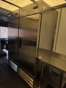 Camion de restauration Freightliner 2012, cuisine commerciale 2026 avec alimentation intégrée et espace de préparation pour utilisation en extérieur - Product Image 3