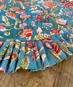Juego de dos manteles redondos acolchados con volantes y servilletas Estampado de bloques de algodón puro hecho a mano e impreso a mano en la India - Product Image 2