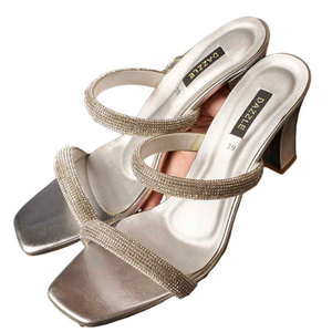 รองเท้าส้นเตี้ยสไตล์โดดเด่น ผลิตในปากีสถาน กันลื่น พิมพ์ลายได้ ปรับแต่งสีและโลโก้ได้ พื้นรองเท้าหนังแท้ แฟชั่น - Product Image 1