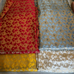 Brocade de soie Banarasi indien traditionnel traditionnellement tissé à la main sur des métiers spéciaux à Varanasi, Inde tissu en gros 100% soie - Product Image 1