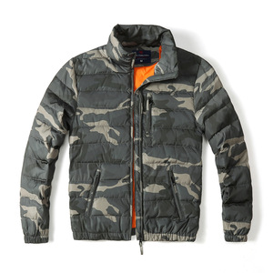 Veste d'hiver en duvet de camouflage pour hommes Manteau en coton épais avec peluche, chaud, décontracté, teint par technique unie. - Product Image 2