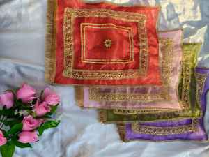 Funda Premium para Saree Nupcial Bari con Adornos de Gota |   Bolsa de Almacenamiento para Vestidos de Organza Transparente con Cierre de Cremallera |   Almacenamiento para Trajes de Boda - Product Image 2