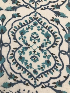 Tela de Algodón Estampada a Mano con Elegante Diseño Floral de Arlequín en Azul Verde Azulado sobre Base Blanca - Product Image 2