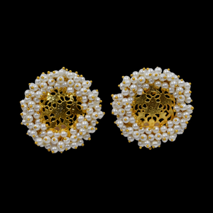 Diseño elegante Joyería de moda El mejor material de latón y pendiente de tuerca de nácar chapado en oro para niñas y mujeres - Product Image 5