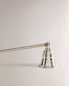 Éteignoir à bougie en acier inoxydable de style traditionnel pour les espaces spirituels et de méditation, assurant une utilisation sereine et sûre des bougies - Product Image 1