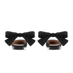 รองเท้าบัลเลริน่าวาเลนติโน่พร้อมผ้าพันคอโบว์สีดำ - Product Image 3