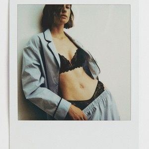 Ensemble soutien-gorge push-up blanc personnalisé de haute qualité avec armatures et culotte, nouveau design sans bretelles imprimé avec décoration en maille pour femme - Product Image 5