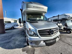 Camping-car de luxe Winnebago View classe C |   Camping-car diesel haut de gamme avec cuisine entièrement équipée |   Camping-car de luxe diesel - Product Image 2