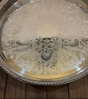Plaque de chargeur gravée en argent antique parfaite pour la décoration de la salle à manger, le plateau de service, le mariage et la décoration festive.