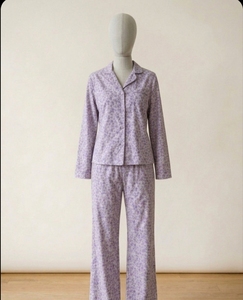 Ensemble de pyjama pour femmes de Luxe Enterprises, imprimé floral de haute qualité, manches longues, col classique rabattable, vêtements de nuit doux - Product Image 4