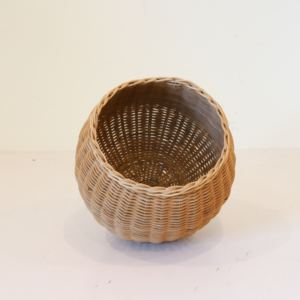ตะกร้าหวายธรรมชาติทรงกลมสไตล์วินเทจ สำหรับจัดเก็บของใช้ในบ้านและใช้งานอเนกประสงค์บนโต๊ะ - Product Image 2