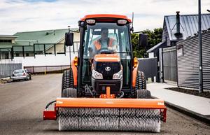 Tractor de Ruedas Neilo Equipment de 57 HP y 4 Ruedas Motrices para Contratistas con Funciones de Barredora de Carreteras, Bomba, Motor y Componentes Centrales de la Caja de Cambios - Product Image 2