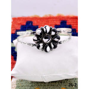 Brazalete de Moda Hecho a Mano en el Suroeste con Plata de Ley y Búfalo Blanco - Product Image 1