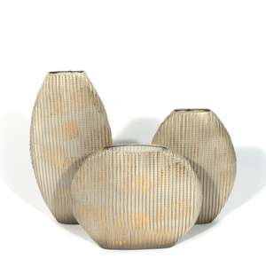 Vase à fleurs moderne de finition en aluminium argenté de conception antique à vendre dans le prix de gros pour la décoration - Product Image 2